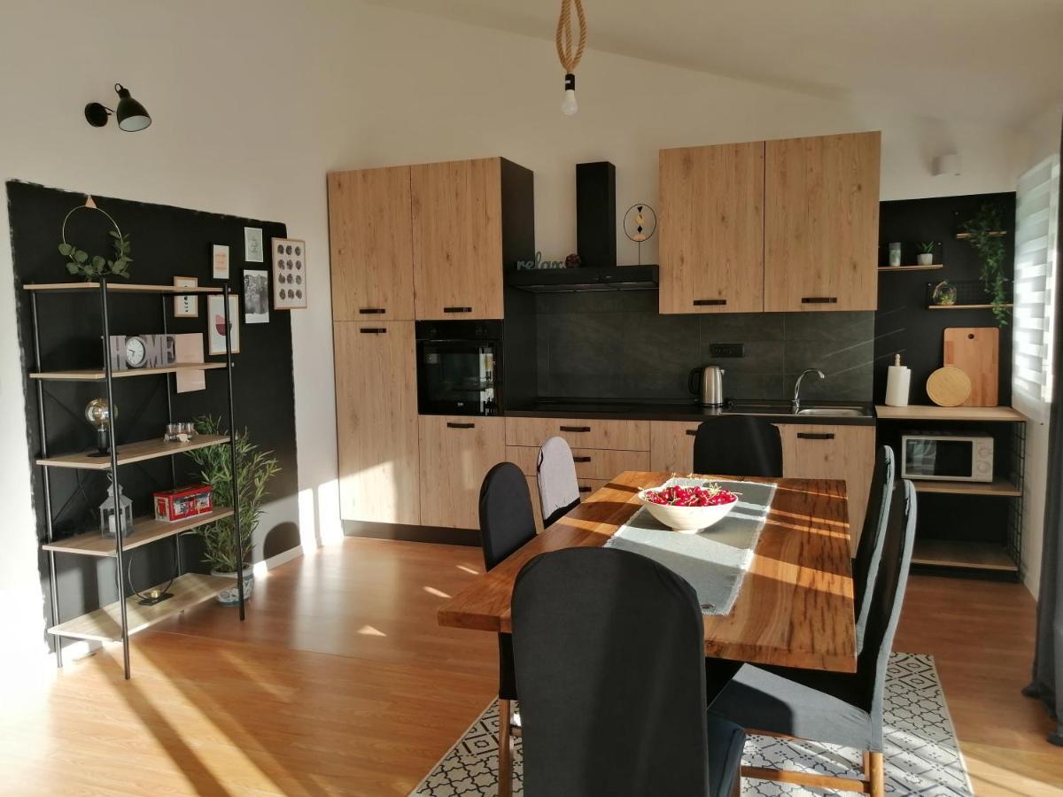 Apartment Near The Sea-Self Check-In Podstrana Bagian luar foto